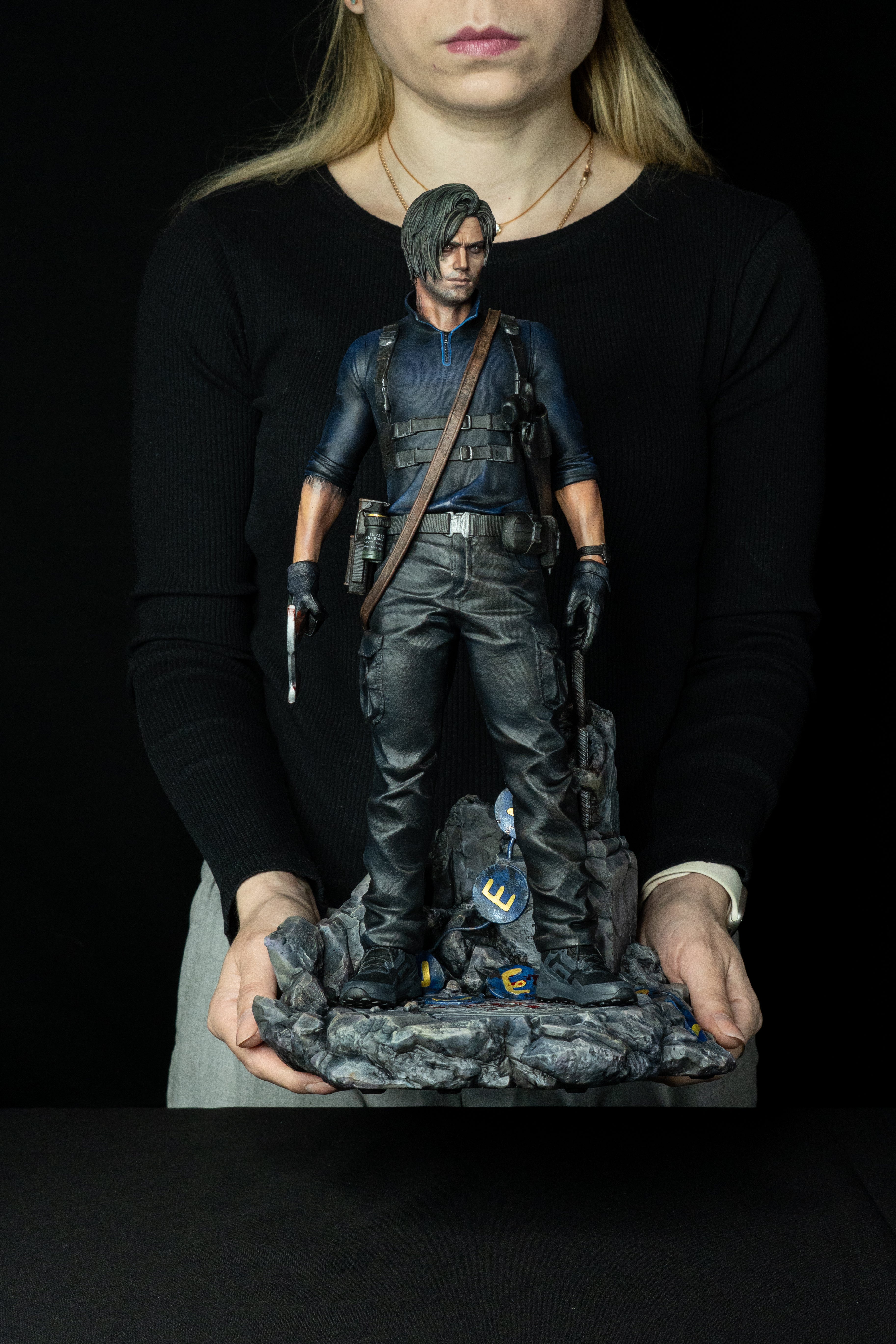 Leon S. Kennedy – Resident Evil 9 Tribute Sammlerfigur | Handbemalte Harzstatue