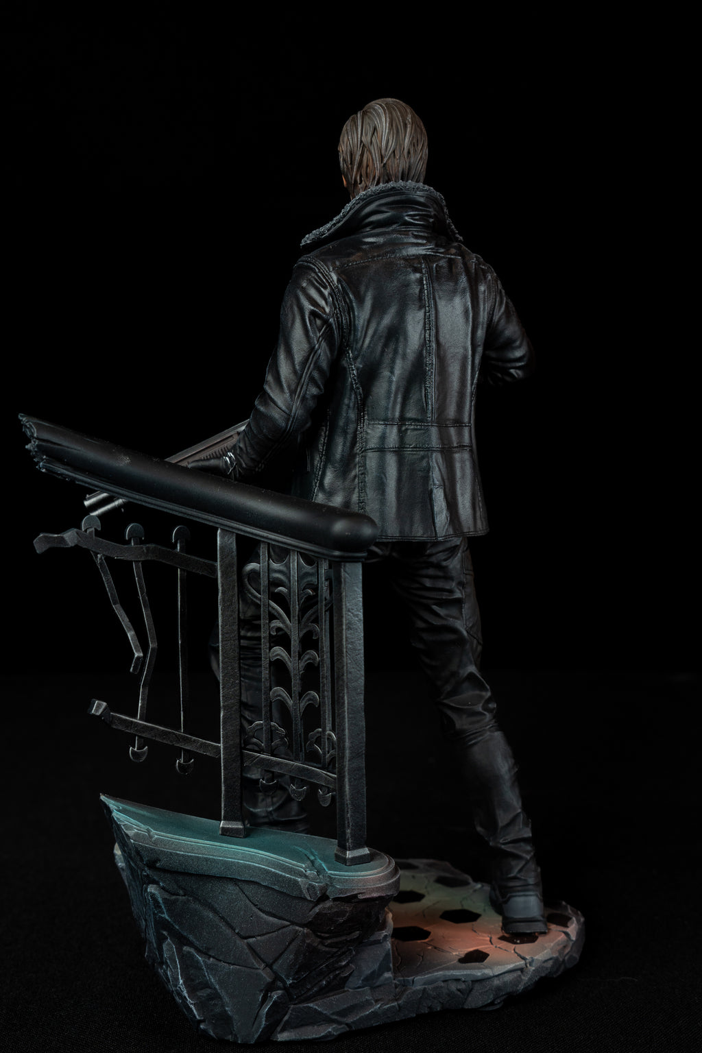 Leon Kennedy (Fan Art) – Fully Magnetized Hand-Painted Figure