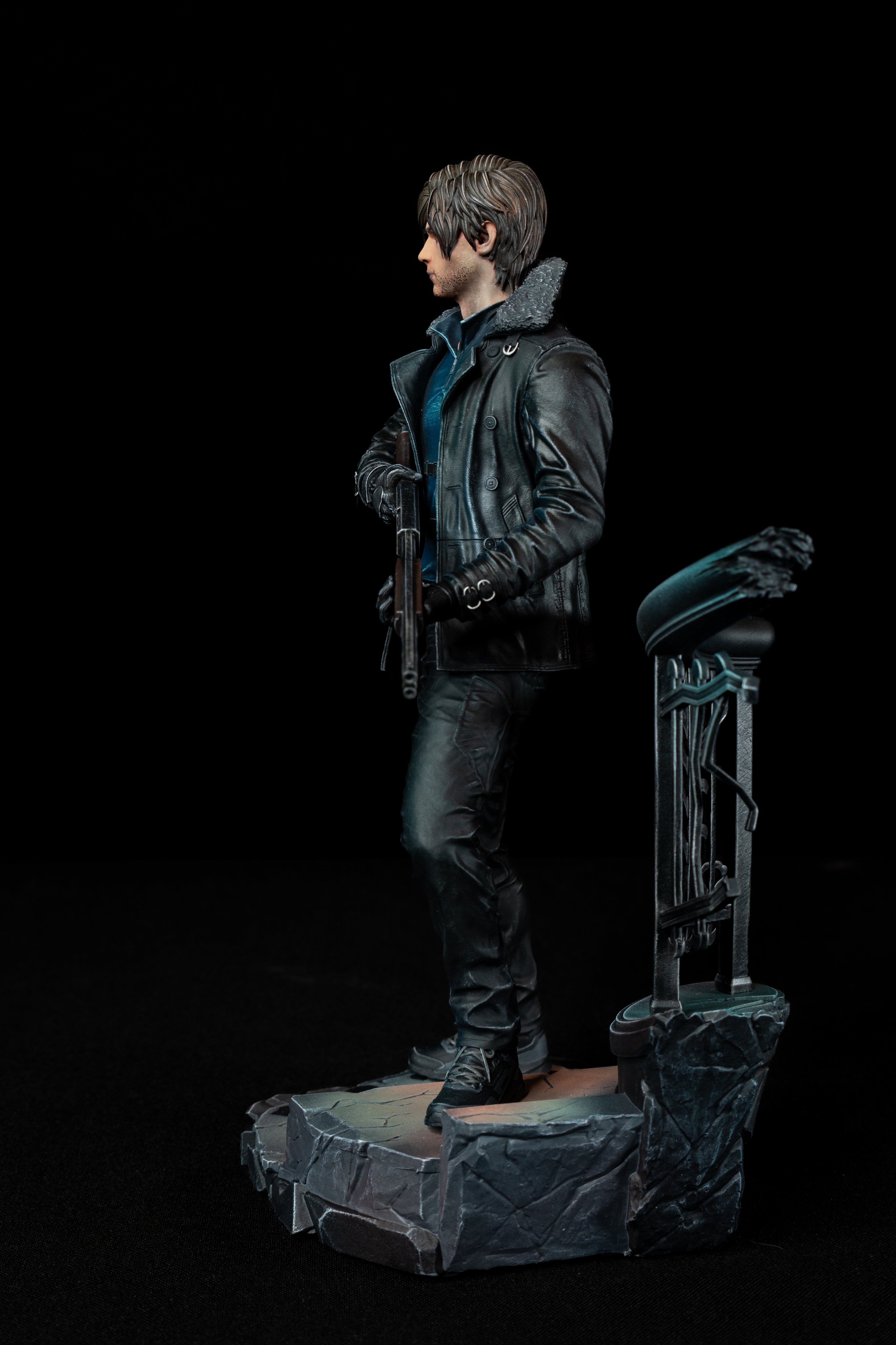 Leon Kennedy (Fan Art) – Fully Magnetized Hand-Painted Figure