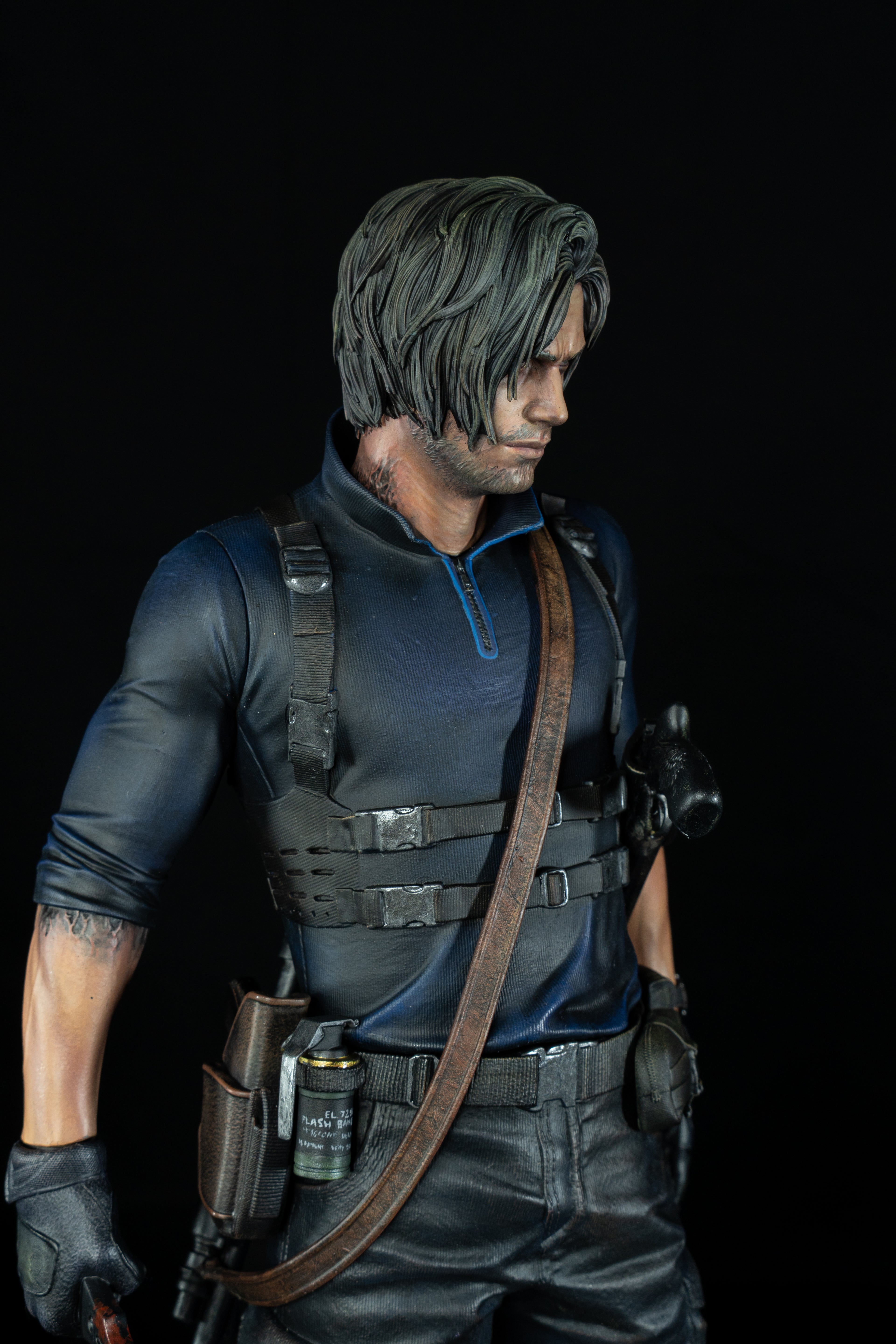 Leon S. Kennedy – Resident Evil 9 Tribute Sammlerfigur | Handbemalte Harzstatue