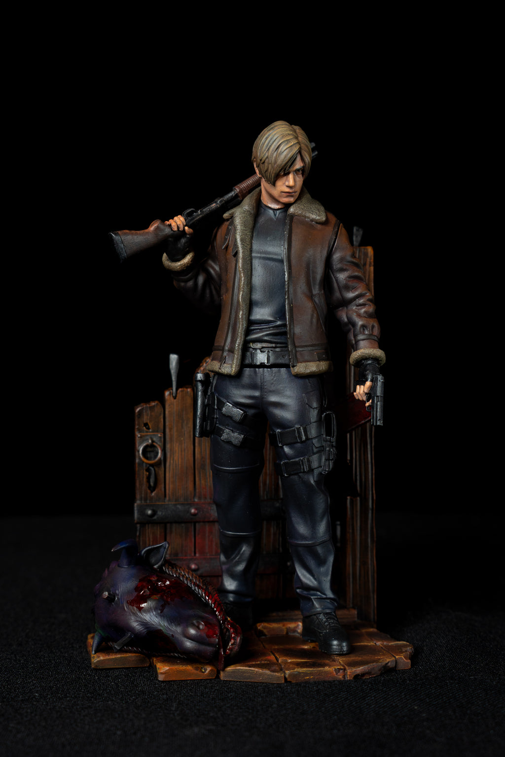 Leon S. Kennedy Resident Evil 4 Sammelfigur | Handbemalte Harzstatue | Hochwertiges Fan-Art