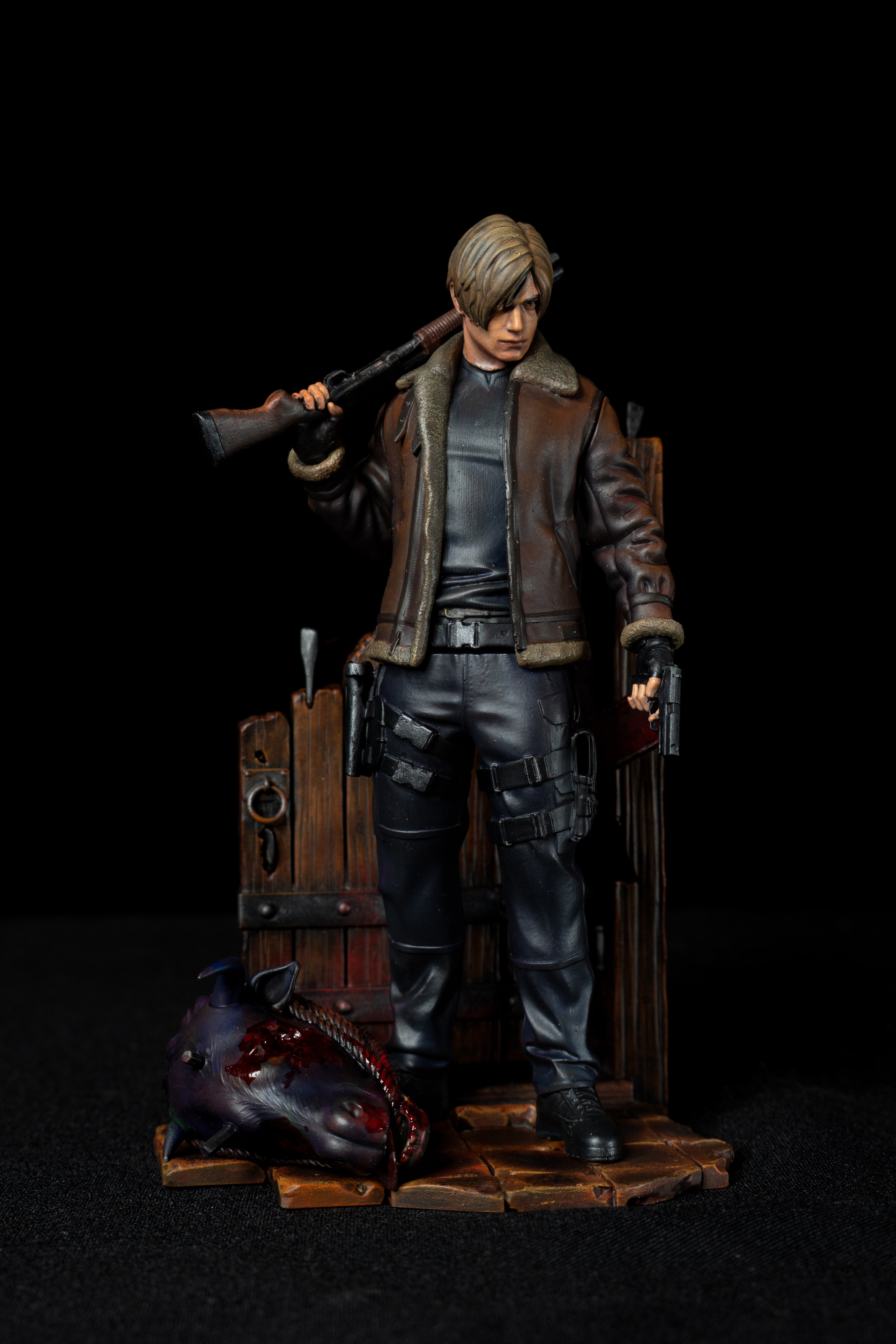 Leon S. Kennedy Resident Evil 4 Sammelfigur | Handbemalte Harzstatue | Hochwertiges Fan-Art
