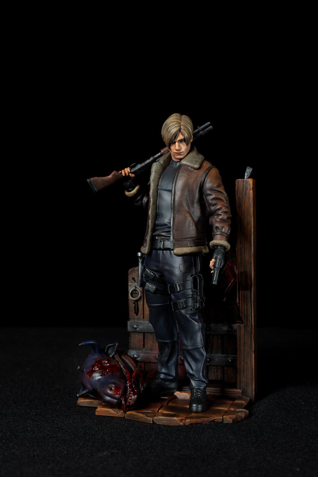 Leon S. Kennedy Resident Evil 4 Sammelfigur | Handbemalte Harzstatue | Hochwertiges Fan-Art