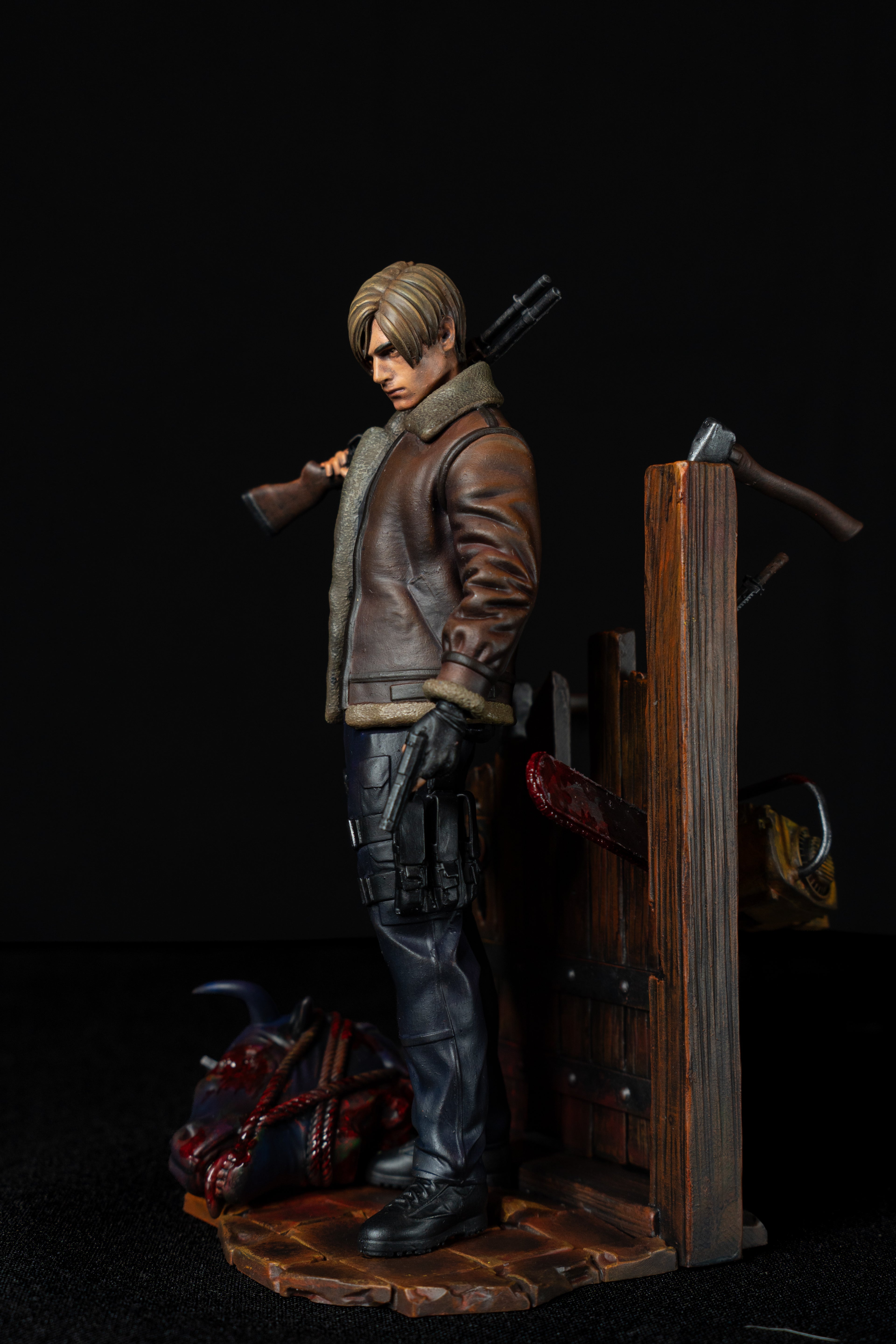 Leon S. Kennedy Resident Evil 4 Sammelfigur | Handbemalte Harzstatue | Hochwertiges Fan-Art