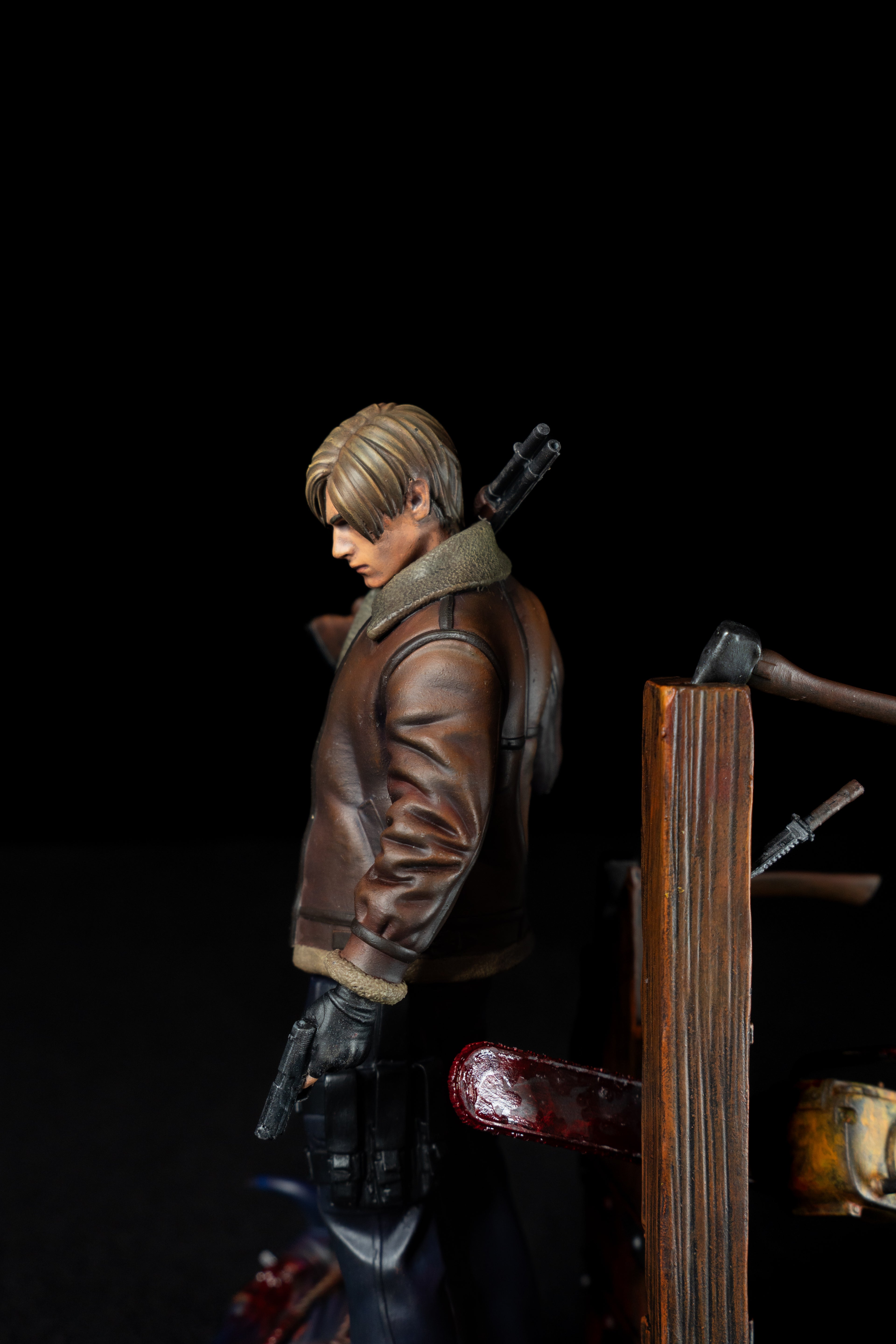 Leon S. Kennedy Resident Evil 4 Sammelfigur | Handbemalte Harzstatue | Hochwertiges Fan-Art
